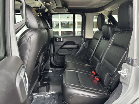 Used 2019 Jeep Wrangler Unlimited Sahara AWD/4WD image 9