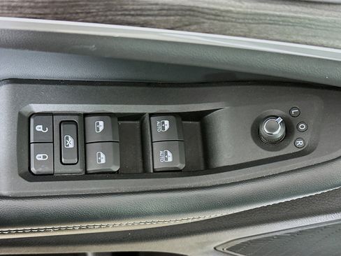 Used 2023 Jeep Grand Cherokee Limited w/ Black Appearance Package image 15