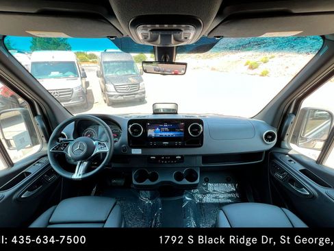 Used 2025 Mercedes-Benz Sprinter 2500 image 9