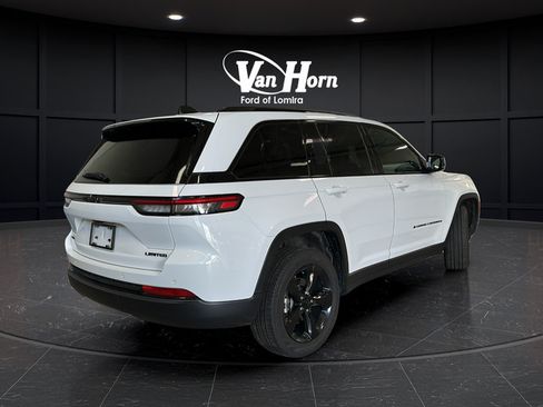 Used 2025 Jeep Grand Cherokee Limited w/ Black Appearance Package AWD/4WD image 7