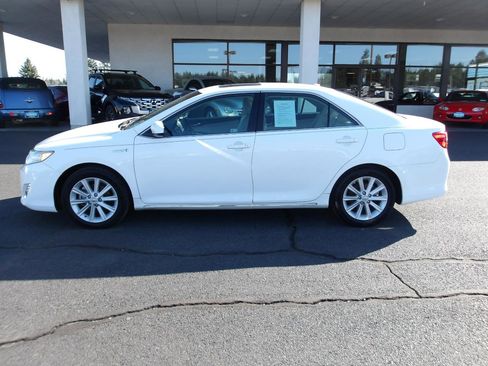 Used 2013 Toyota Camry XLE w/ Leather Pkg image 2