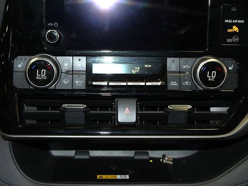 Used 2023 Toyota Highlander XLE AWD/4WD image 17