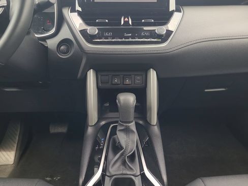 Used 2025 Toyota Corolla Cross XLE FWD image 11