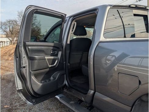 Used 2017 Nissan Titan SV image 10