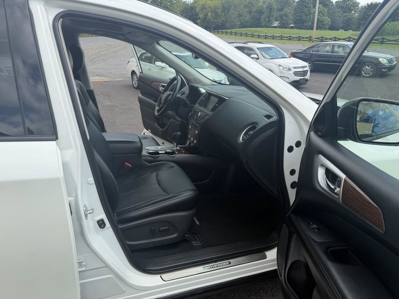 Used 2020 Nissan Pathfinder Platinum FWD image 14