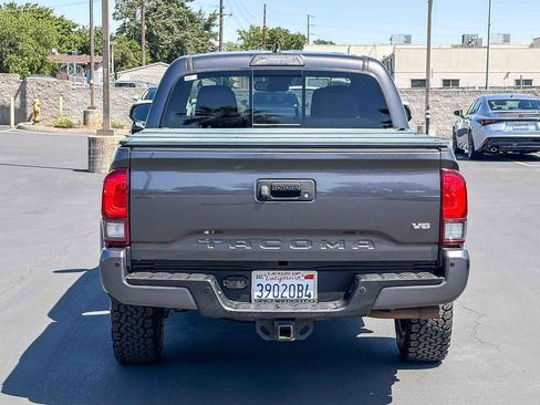 Used 2018 Toyota Tacoma TRD Sport w/ Technology Package image 3