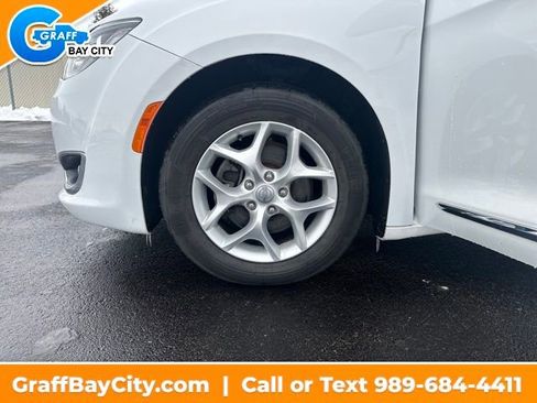 Used 2017 Chrysler Pacifica Touring-L w/ Tire & Wheel Group image 25