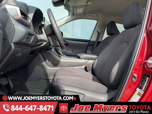 Used 2024 Toyota Highlander LE image 27