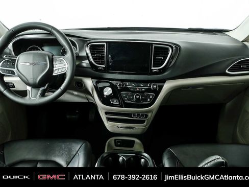 Used 2024 Chrysler Pacifica Touring-L FWD image 18