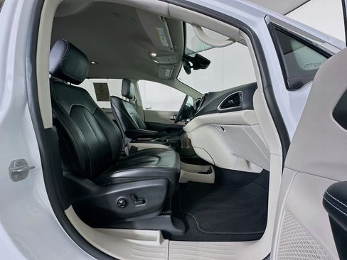 Used 2022 Chrysler Pacifica Touring-L w/ Uconnect Theater Family Group image 33