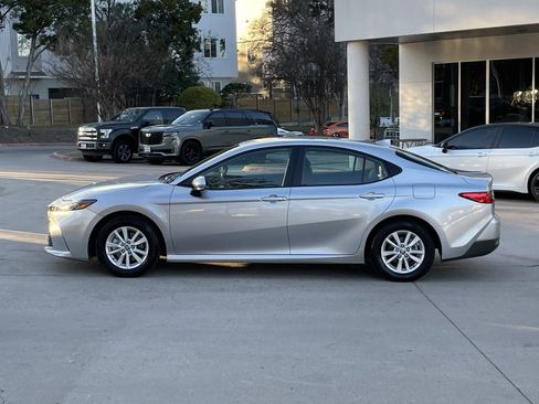 Used 2025 Toyota Camry LE image 3