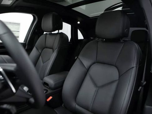 Certified 2025 Porsche Macan image 5