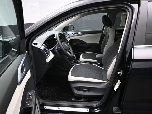 New 2026 Volkswagen Taos SE image 9