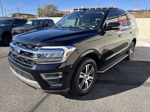 Used 2023 Ford Expedition Limited image 3