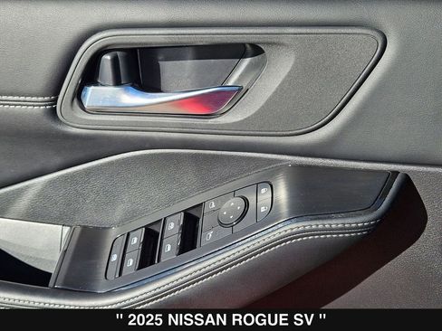 Used 2025 Nissan Rogue SV w/ SV Premium Package image 15