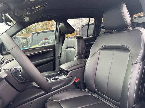 New 2025 Jeep Grand Cherokee Limited w/ Black Appearance Package AWD/4WD image 13