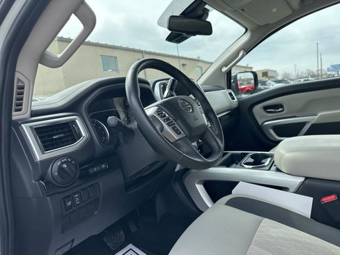Used 2021 Nissan Titan SV w/ SV Convenience Package image 12