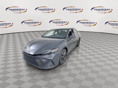 Used 2025 Toyota Camry XLE FWD image 4