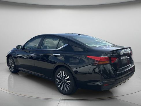 Used 2025 Nissan Altima 2.5 SV FWD image 5
