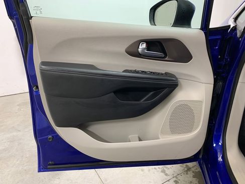 Used 2021 Chrysler Voyager LX image 6