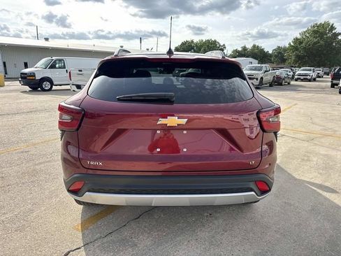 Used 2025 Chevrolet Trax LT w/ LT Convenience Package FWD image 13