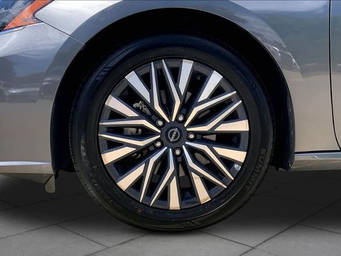 Used 2024 Nissan Altima 2.5 SV FWD image 11
