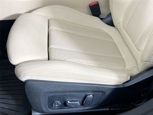 Used 2025 BMW 330i xDrive Sedan w/ Convenience Package image 18