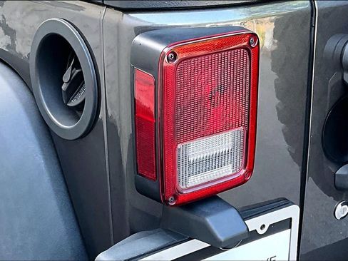 Used 2018 Jeep Wrangler Unlimited Rubicon w/ Connectivity Group AWD/4WD image 28