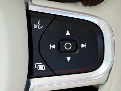 Used 2022 Volvo XC60 B5 Momentum w/ Advanced Package image 16