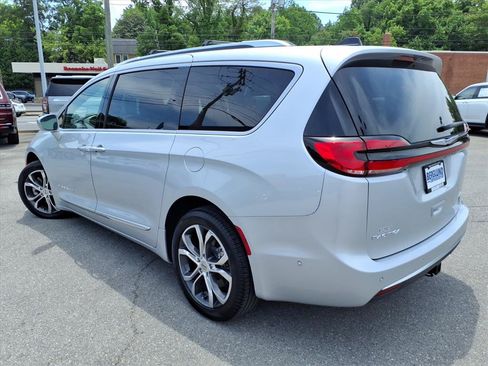Used 2024 Chrysler Pacifica Pinnacle w/ Trailer Tow Group AWD/4WD image 6