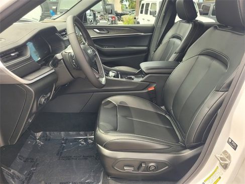 New 2025 Jeep Grand Cherokee Limited image 4