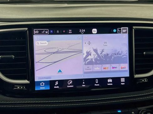 Used 2025 Chrysler Pacifica Limited FWD image 16