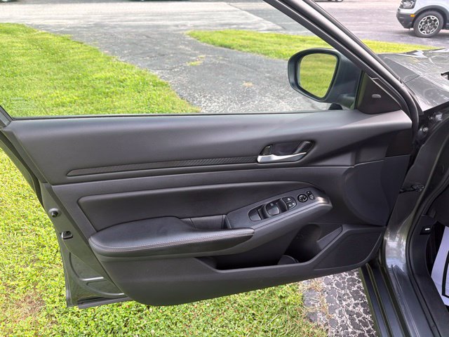 Used 2024 Nissan Altima 2.5 SV FWD image 11