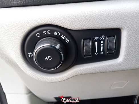 Used 2018 Chrysler Pacifica Limited image 36