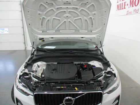 Used 2022 Volvo XC60 B5 Momentum image 29