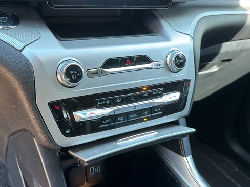 Used 2022 Ford Explorer XLT w/ Equipment Group 202A RWD image 13