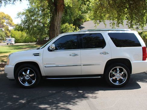Used 2007 Cadillac Escalade AWD w/ Information Package image 2