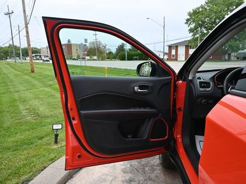 Used 2018 Jeep Compass Trailhawk w/ Leather Interior Group AWD/4WD image 26