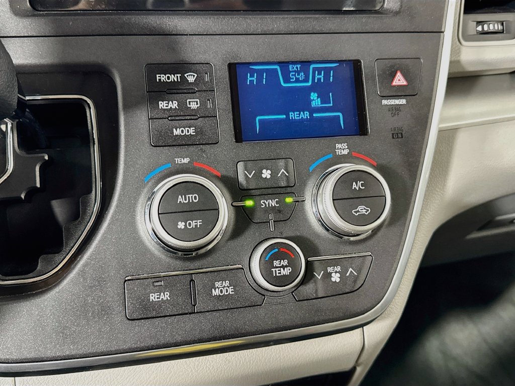 Used 2017 Toyota Sienna LE FWD image 16