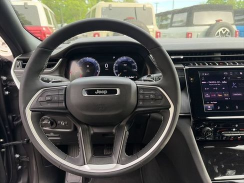 Used 2025 Jeep Grand Cherokee L Altitude AWD/4WD image 19