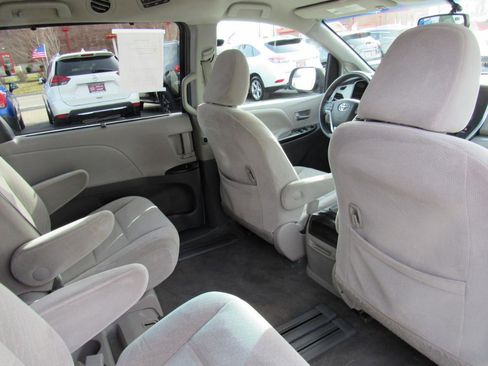 Used 2017 Toyota Sienna LE w/ Outdoor Package image 33