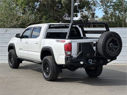 Used 2017 Toyota Tacoma TRD Off-Road w/ Tow Package (A/T) AWD/4WD image 3