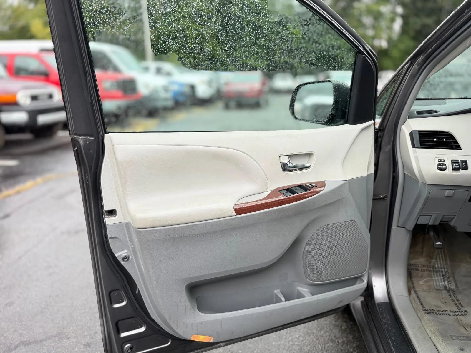 Used 2011 Toyota Sienna XLE w/ Entertainment Pkg FWD image 32