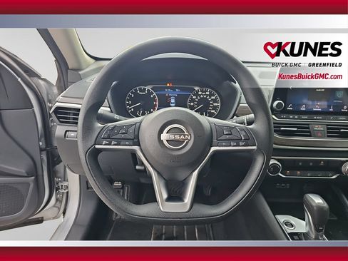 Used 2024 Nissan Altima 2.5 SV FWD image 14