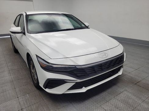 Used 2025 Hyundai Elantra SE FWD image 14