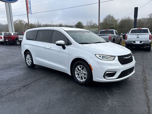 Used 2023 Chrysler Pacifica Touring-L image 4