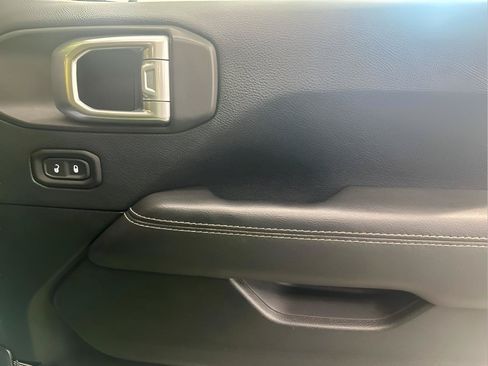 Used 2019 Jeep Wrangler Unlimited Sahara w/ Uconnect 4C Nav & Sound Group AWD/4WD image 23