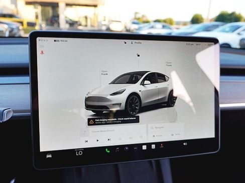 Used 2022 Tesla Model Y Long Range image 27
