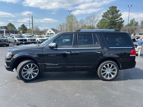 Used 2017 Lincoln Navigator Reserve image 4