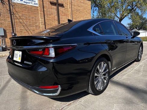 Used 2021 Lexus ES 300h w/ Premium Package image 3